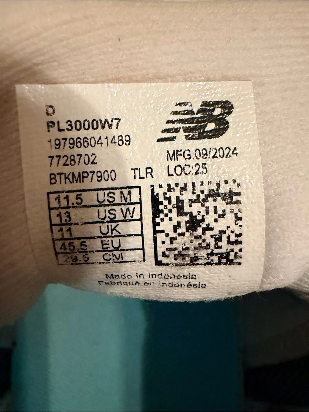 New Balance White and Beige Baseball Cleats with Black Accents